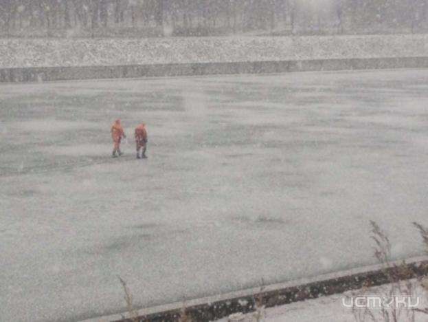 В Орле несколько мужчин затеяли на неокрепшем льду реки игру в хоккей В Орле несколько мужчин затеяли на неокрепшем льду реки игру в хоккей