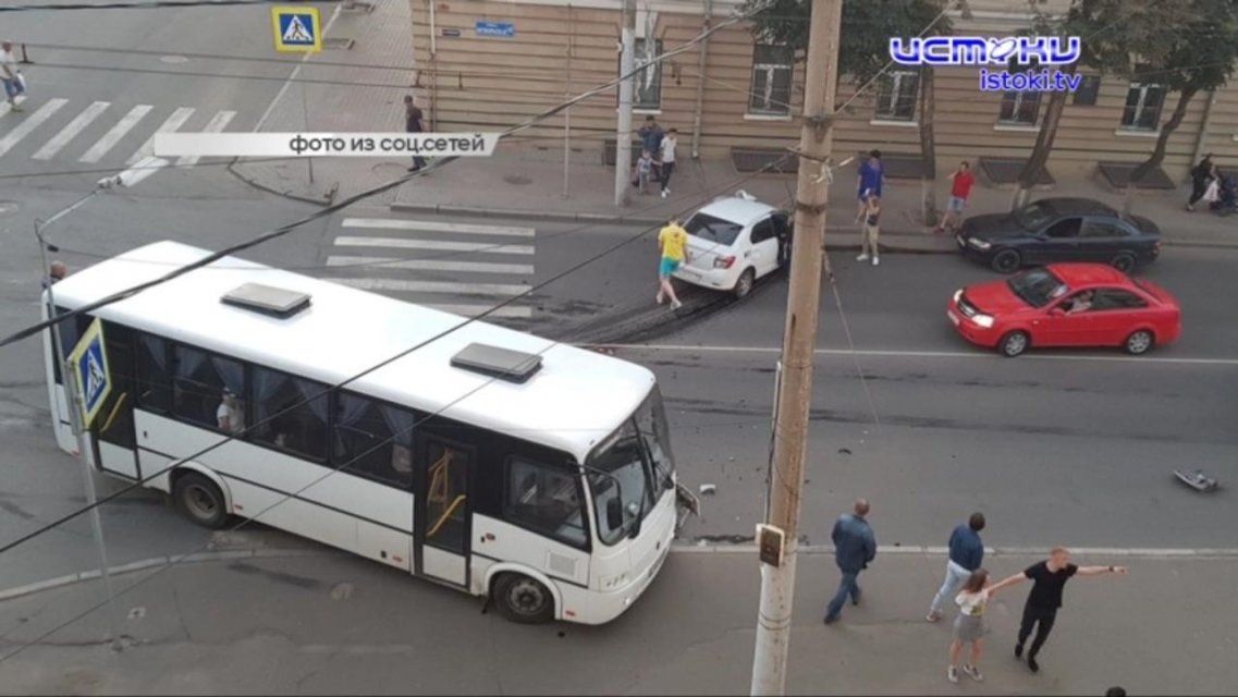 Полицейский спас утопавших, а в центре Орла случилось серьезное ДТП с автобусом