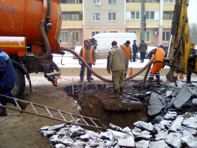 На улице Приборостроительной прорвало водопровод На улице Приборостроительной прорвало водопровод
