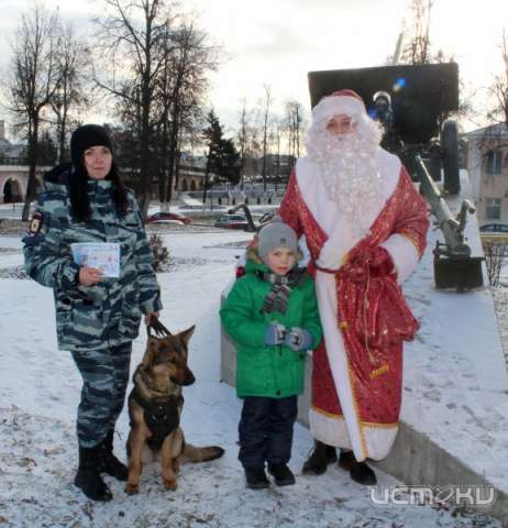 Орловские полицейские подарили подарки детям Орловские полицейские подарили подарки детям