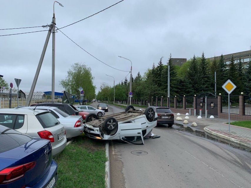 В Орле перевернулась машина