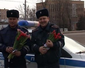 Вместо штрафа — букет. Орловские сотрудники ДПС поздравили женщин с 8 Марта