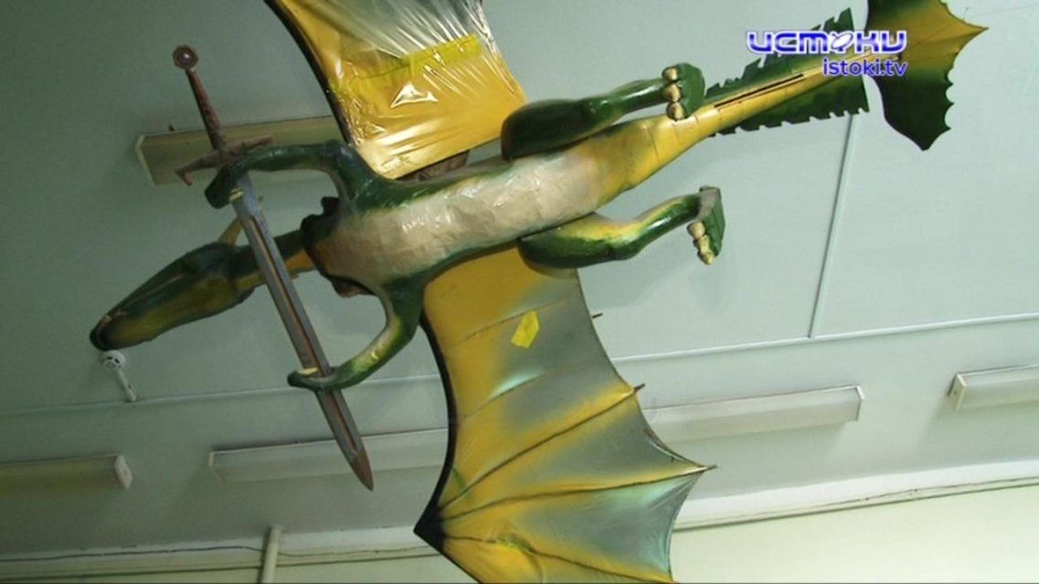 Летающий дракон в центре Орла оказался авиамоделью: какие еще диковинки есть у его создателя