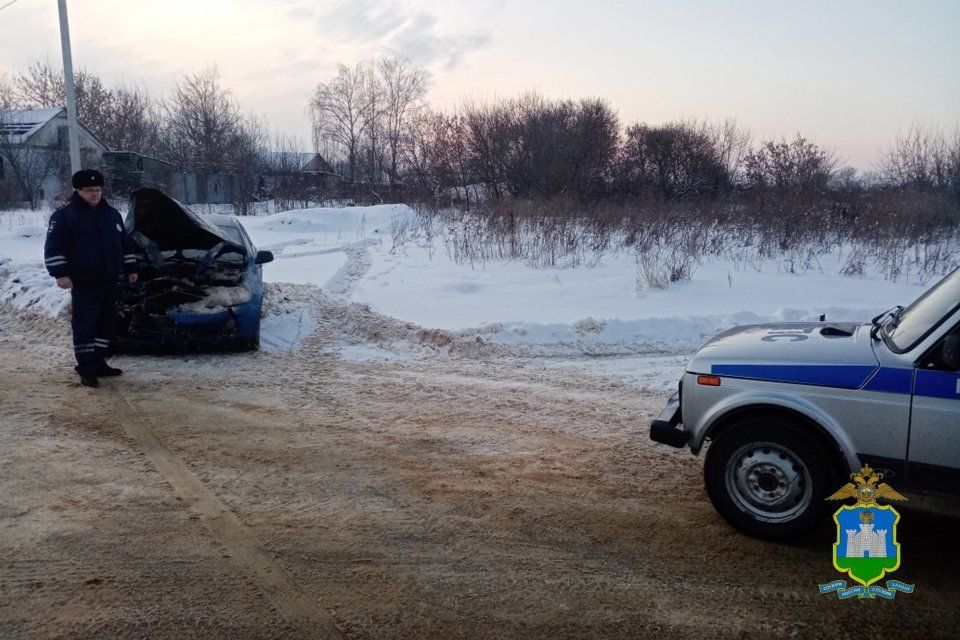 На Орловщине полицейский и неравнодушные граждане оказали помощь водителю загоревшегося автомобиля