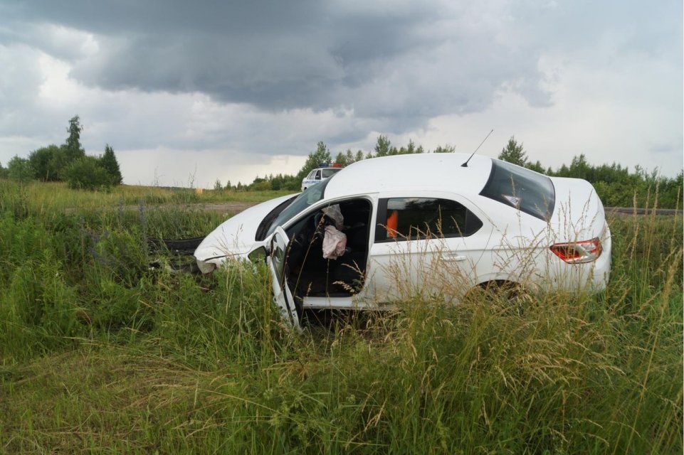 На трассе в Орловской области иномарка снесла дорожный знак