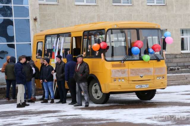 Орловскому техникуму агробизнеса подарили автобус Орловскому техникуму агробизнеса подарили автобус