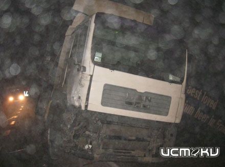Водитель большегруза сегодня ночью не справился с управлением Водитель большегруза сегодня ночью не справился с управлением