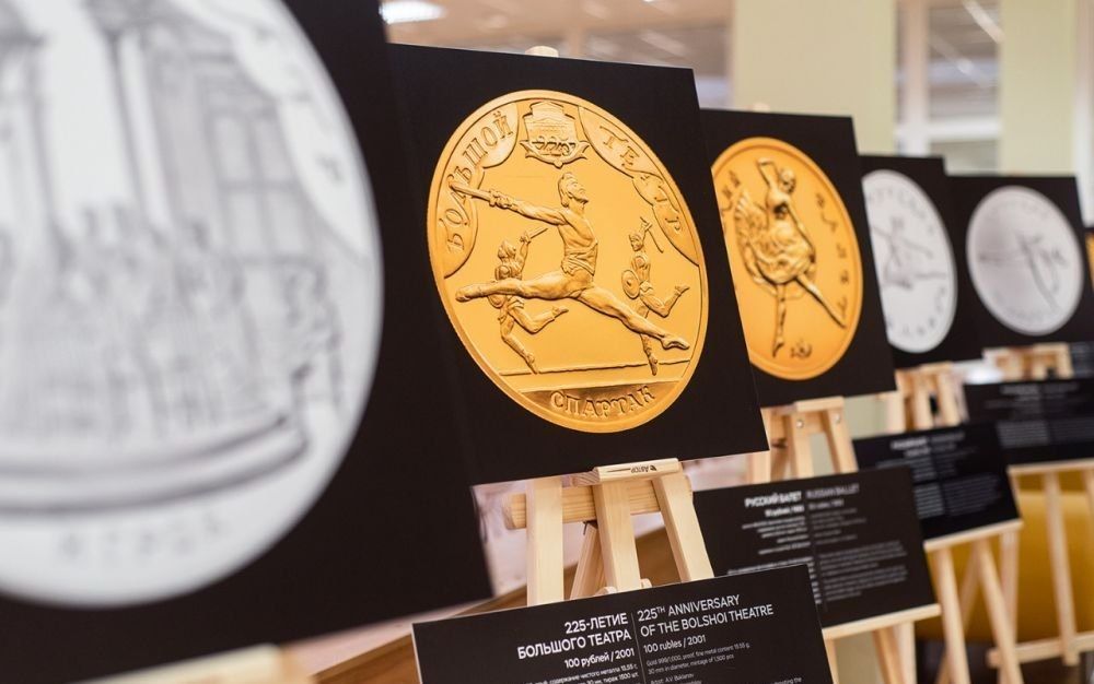 На вокзале Орла открылась выставка монет, посвящённая театру (0+)