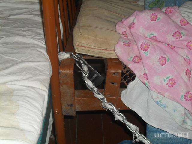 Родители, державшие детей на цепи, получили по 4 года колонии Родители, державшие детей на цепи, получили по 4 года колонии