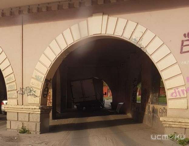 В Орле вновь застрял фургон в арке под Александровским мостом В Орле вновь застрял фургон в арке под Александровским мостом