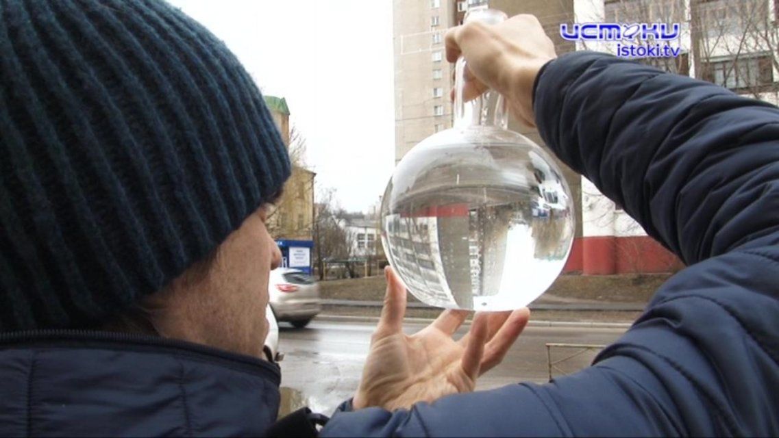 Орловчанин обнаружил пластик в питьевой воде из автомата