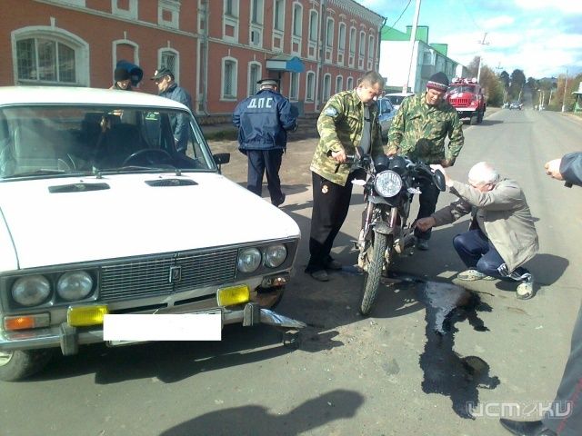 "Легковушка" и скутер не поделили дорогу "Легковушка" и скутер не поделили дорогу