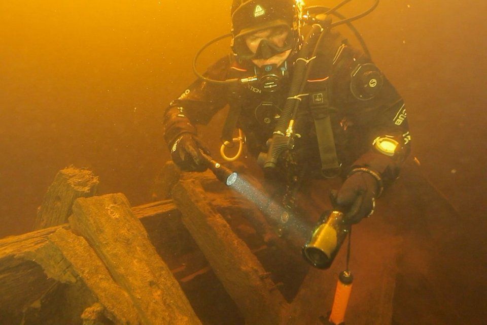 Орловские дайверы клуба «Диво» при изучении Ладожского озера нашли в корабле старинные бутылки