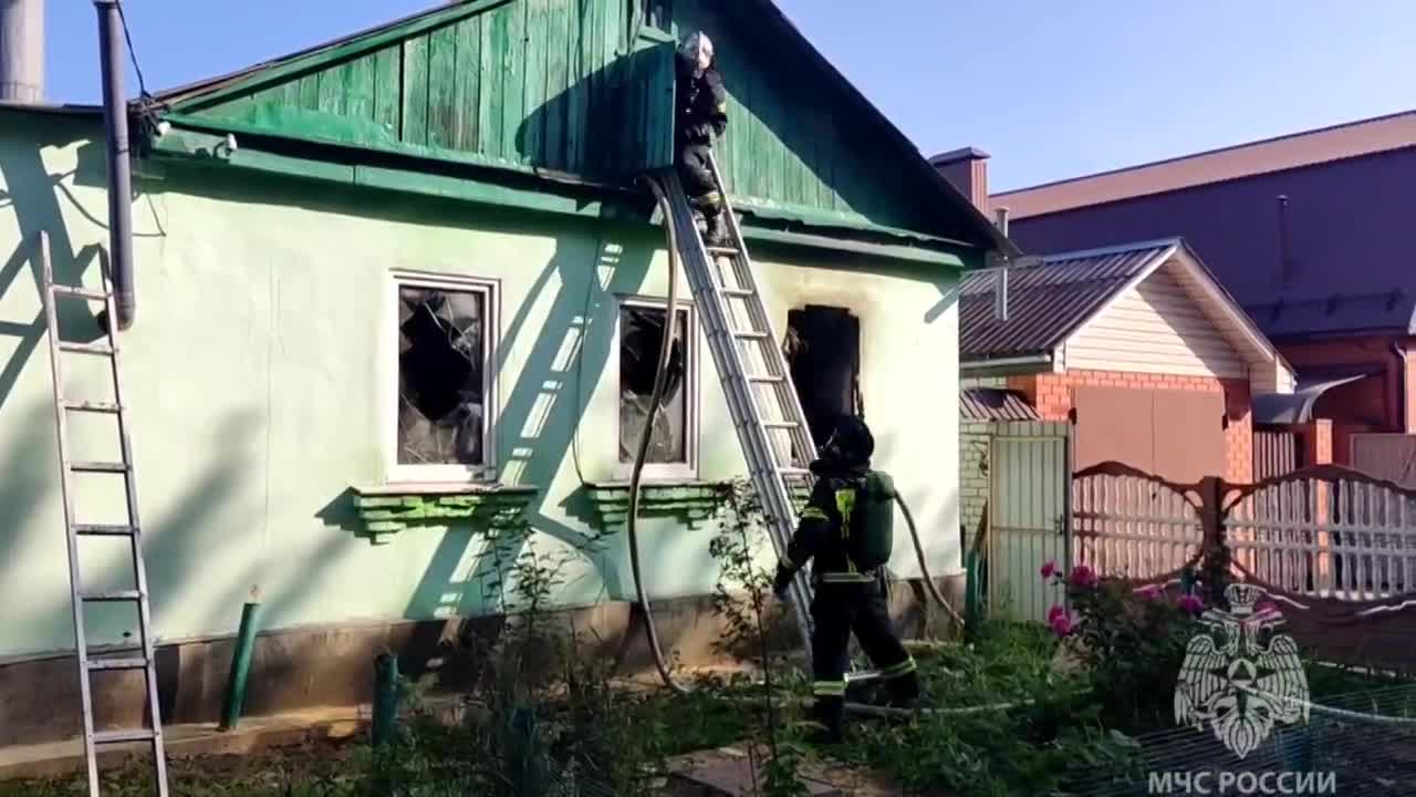 В Орле на ул. Скульптурной полыхал частный дом