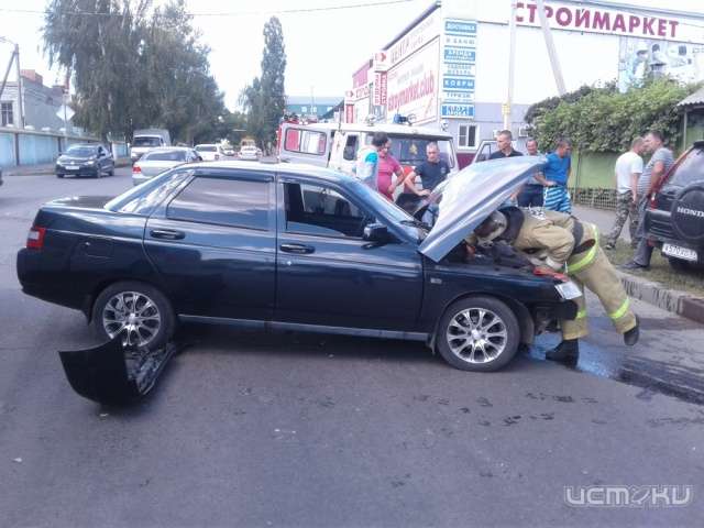 В Ливнах водитель «Хонды» не уступил дорогу ВАЗу и устроил ДТП на перекрестке В Ливнах водитель «Хонды» не уступил дорогу ВАЗу и устроил ДТП на перекрестке