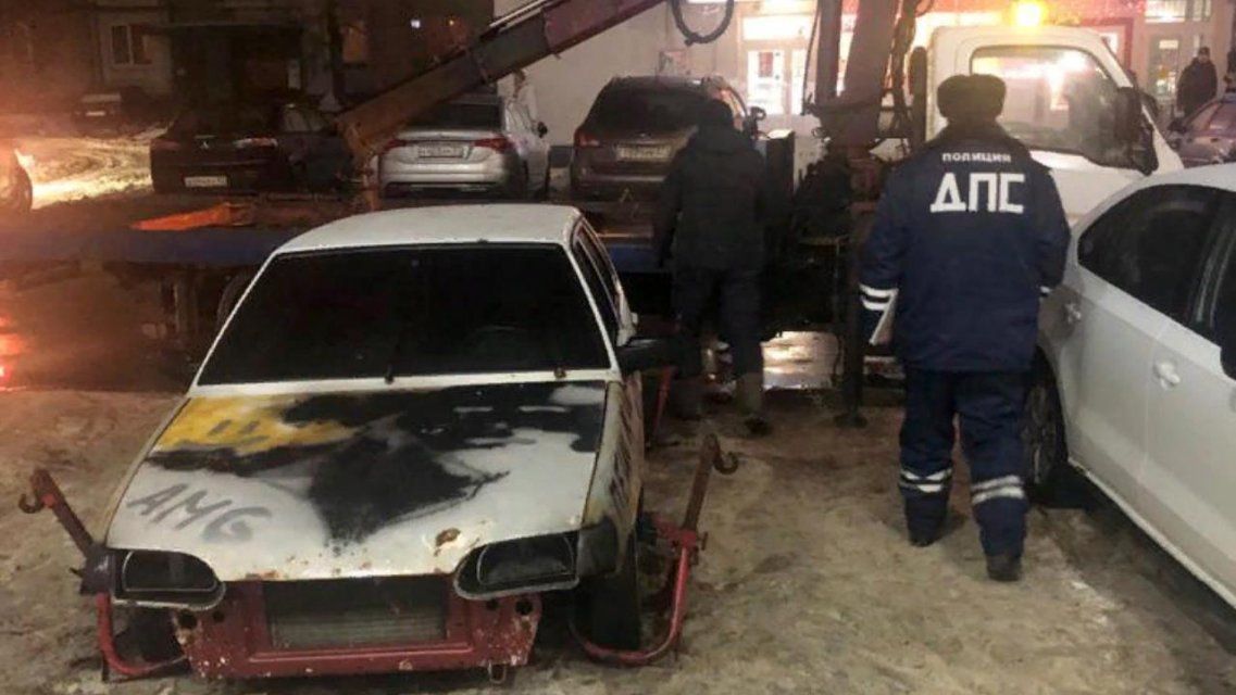 ВИДЕО: полицейские задержали водителя странного автомобиля, рассекавшего по Орлу накануне