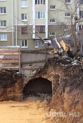 При рытье котлована на стройке обнаружили кладку старинного дома При рытье котлована на стройке обнаружили кладку старинного дома