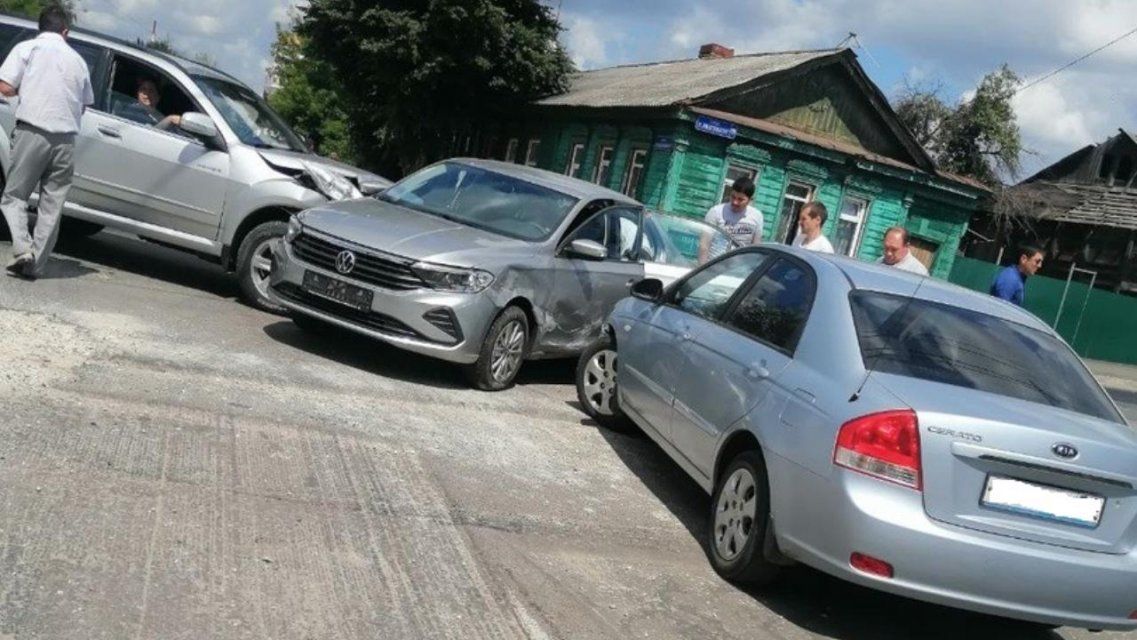 Женщина на новом авто устроила тройное ДТП в Орле: пострадал подросток