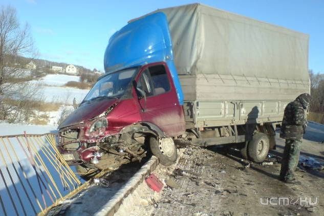 В Урицком районе дорогу не поделили Валдай и иномарка В Урицком районе дорогу не поделили Валдай и иномарка