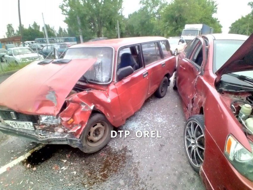 Две красные машины столкнулись у светофора в Орле