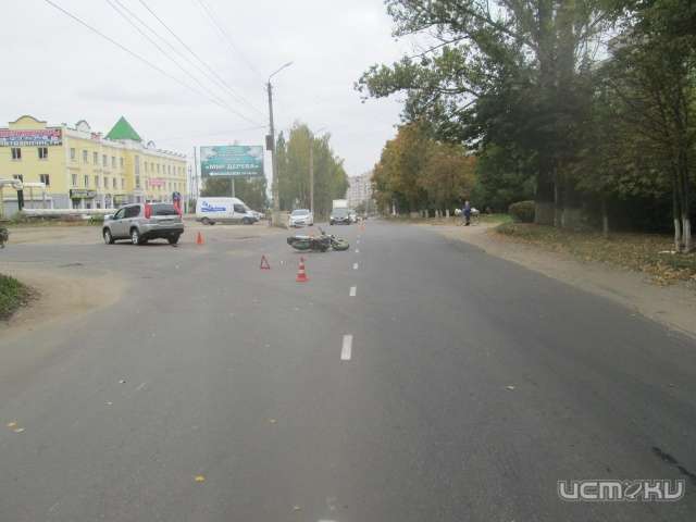 В Северном районе Орла столкнулись "Ниссан" и мотоцикл В Северном районе Орла столкнулись "Ниссан" и мотоцикл