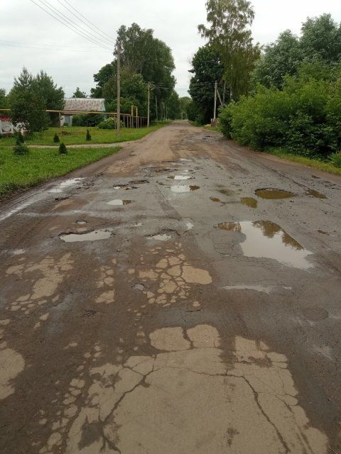 Жители посёлка в Орловской области давно ездят по «убитым» дорогам