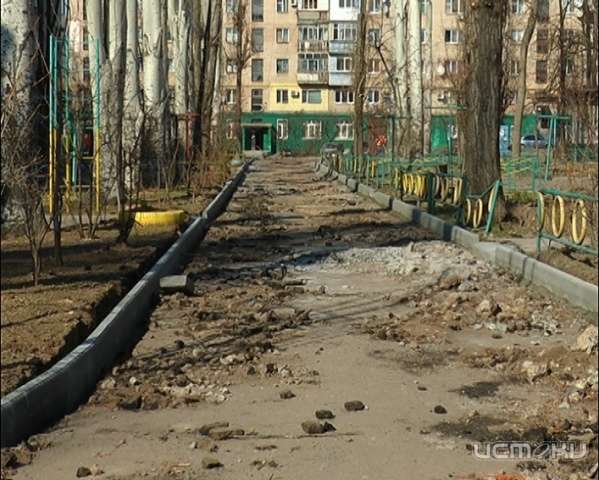 Семь орловских дворов до сих не заасфальтированы Семь орловских дворов до сих не заасфальтированы