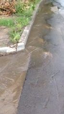 Недавно построенная ливневка затопила детскую площадку и дорогу Недавно построенная ливневка затопила детскую площадку и дорогу