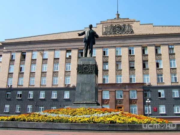 Полицейские задержали орловчанина, забравшегося на памятник В.И. Ленину Полицейские задержали орловчанина, забравшегося на памятник В.И. Ленину
