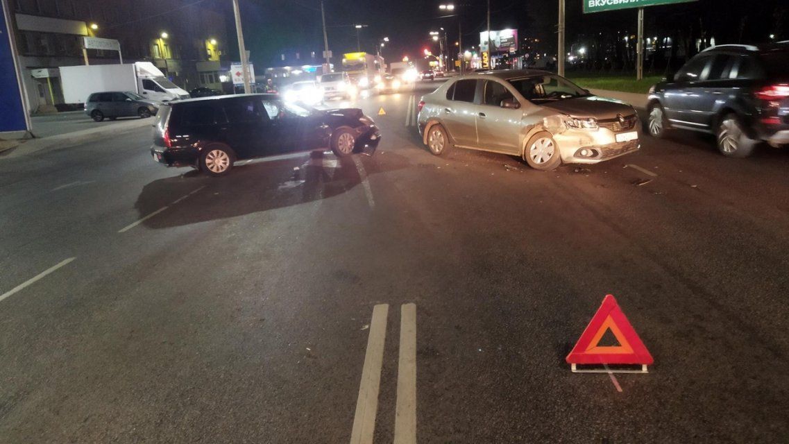 Не уступил дорогу: в Орле на Карачевском шоссе столкнулись две иномарки