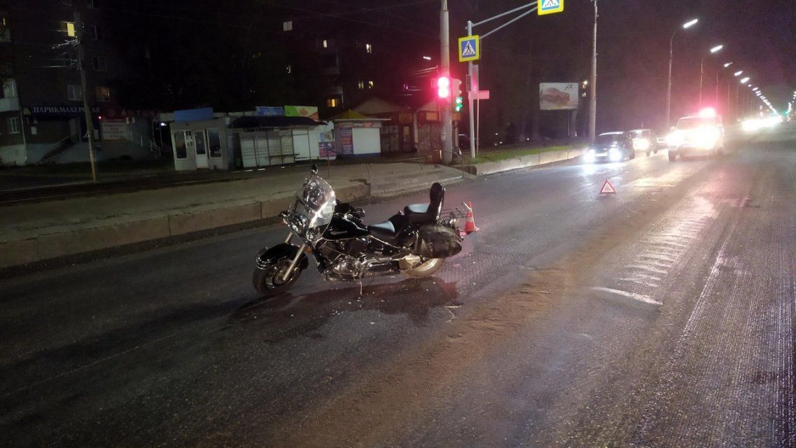 В Орле мотоциклист на пешеходном переходе сбил женщину