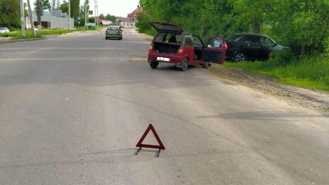 Перекресток в Ливнах не поделили «Ока» и «Приора»: один из водителей пострадал