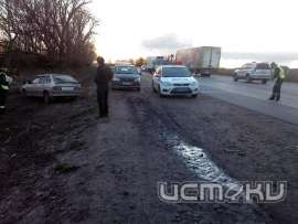 Под Орлом дорогу не поделили две "легковушки" Под Орлом дорогу не поделили две "легковушки"