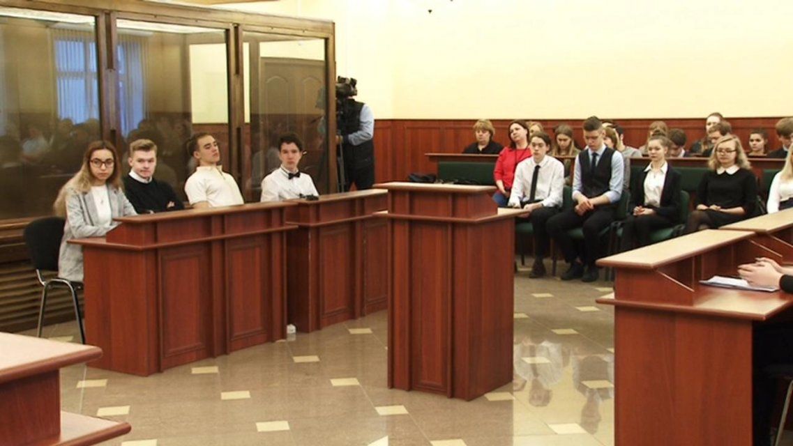 Школьники в роли подсудимых и присяжных: в Орле прошел необычный урок