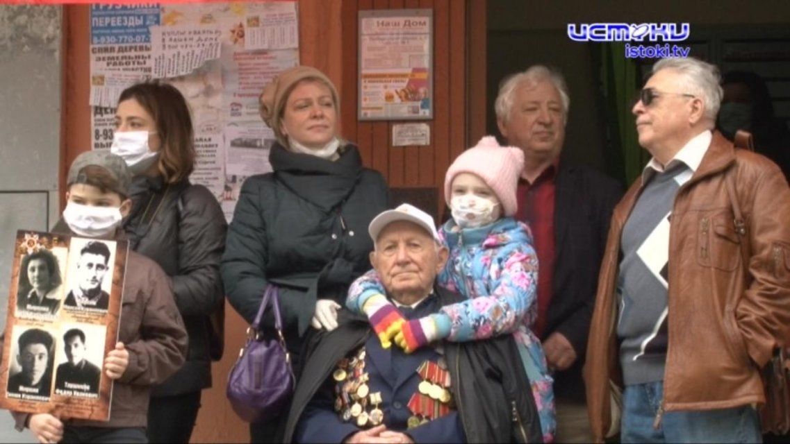 Праздник с доставкой на дом: локальные парады Победы прошли во дворах орловских ветеранов 