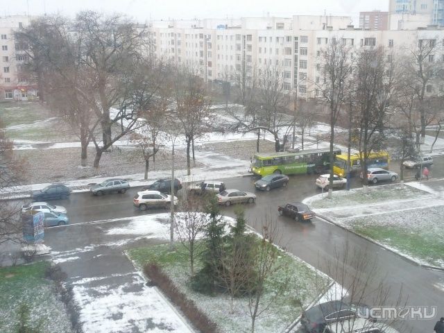 Погода дает о себе знать: ДТП на Октябрьской Погода дает о себе знать: ДТП на Октябрьской