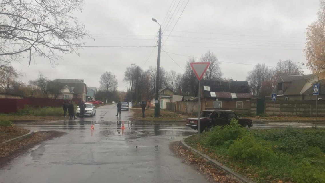Из-за невнимательной автомобилистки в ДТП во Мценске пострадала пенсионерка