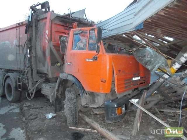 В Орловской области КАМАЗ снес остановку В Орловской области КАМАЗ снес остановку