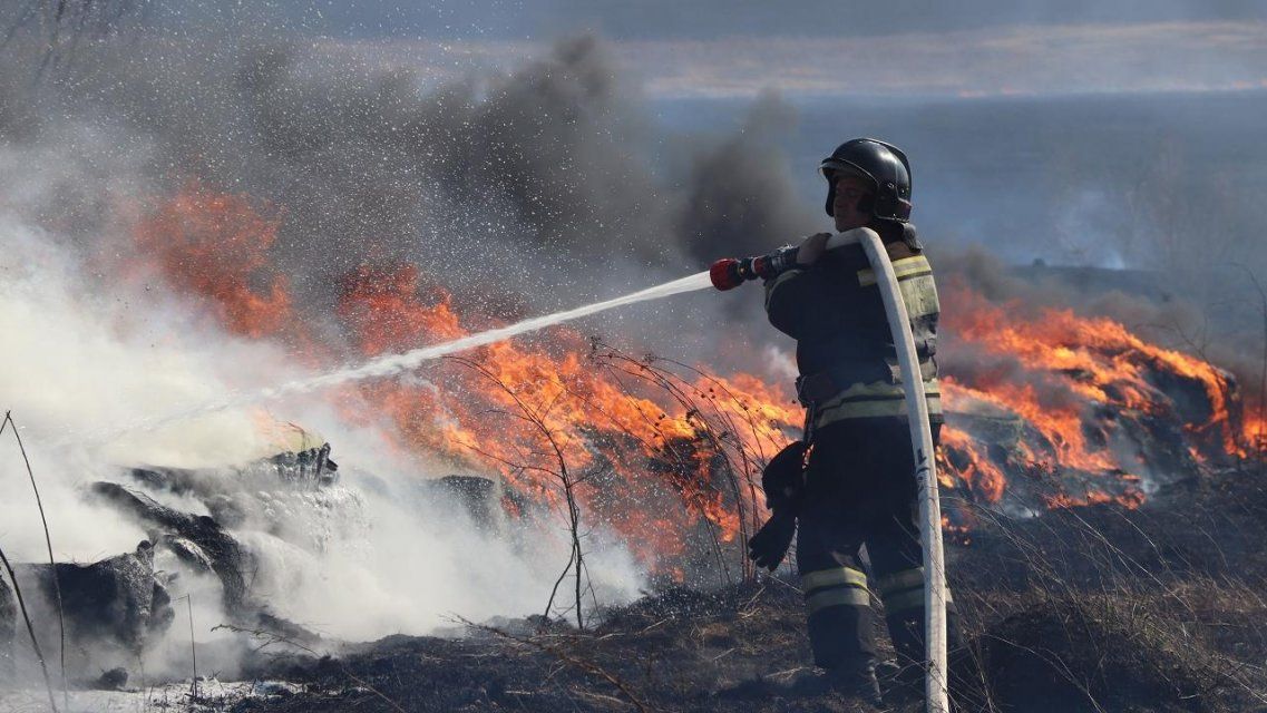 15 спасателей тушили пожар возле мусорного полигона в Орле
