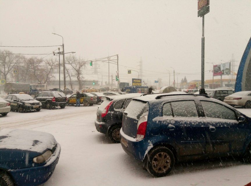 Очередной снегопад вызвал транспортный коллапс на дорогах Орла