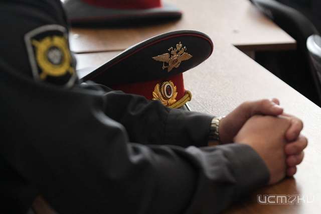 Пьяный орловчанин в подъезде ударил участкового Пьяный орловчанин в подъезде ударил участкового