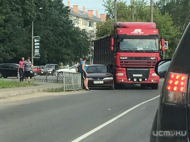 Не влез. В Орле легковушку зажало между грузовиком и забором Не влез. В Орле легковушку зажало между грузовиком и забором