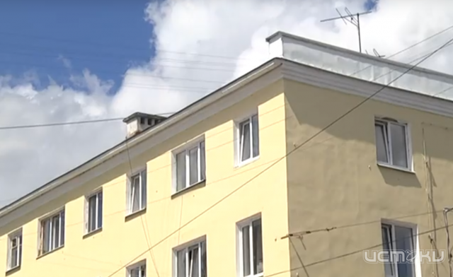 В Ливнах 18-летний парень выпал из окна четырехэтажки В Ливнах 18-летний парень выпал из окна четырехэтажки