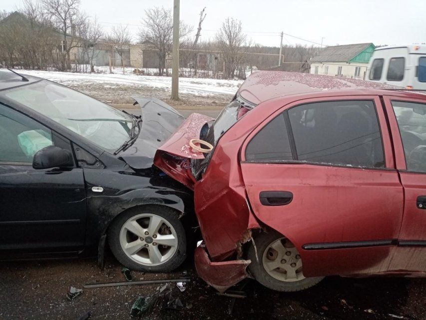Две легковушки, два грузовика и трое пострадавших: на трассе М-2 «Крым» произошло серьёзное ДТП
