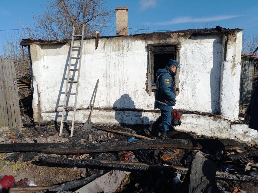 В Верховском районе в доме сгорели мужчина и женщина