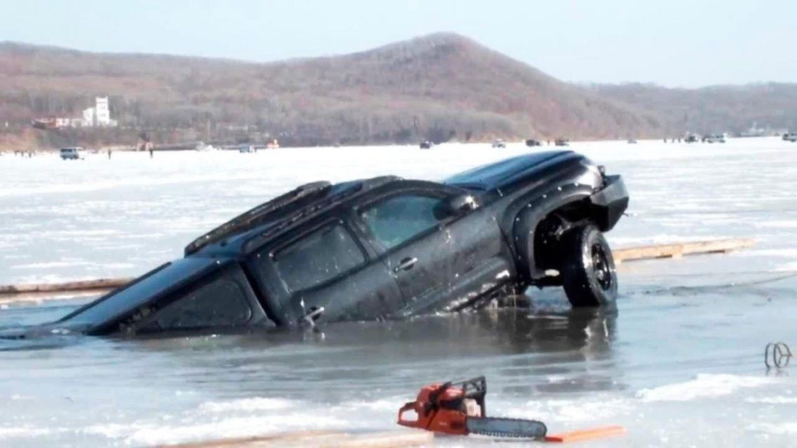 Автомобиль с туристами из Орла провалился под лёд на Байкале