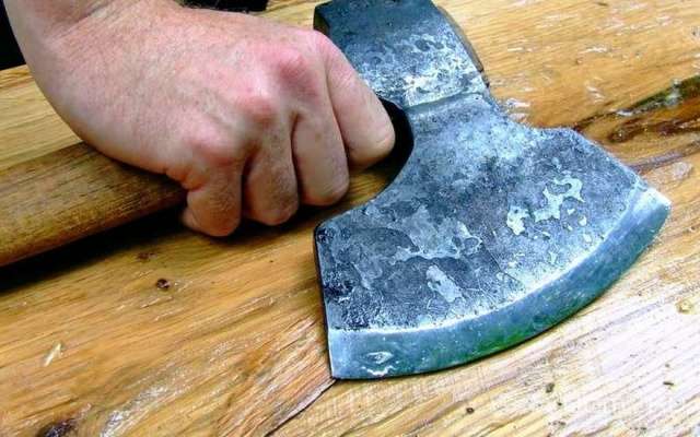 В Орле молдованин забил топором своего знакомого В Орле молдованин забил топором своего знакомого