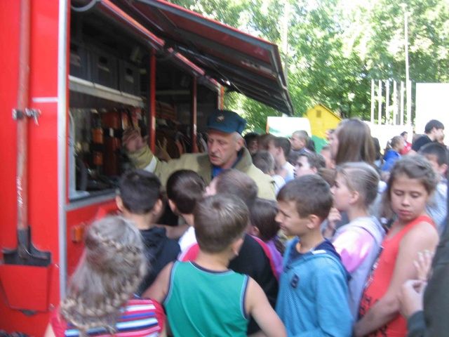 Пожарные ближе к детям Пожарные ближе к детям
