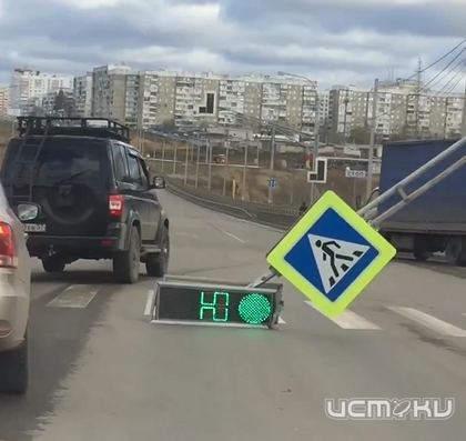 Светофор в Орле проиграл в сражении с ветром Светофор в Орле проиграл в сражении с ветром