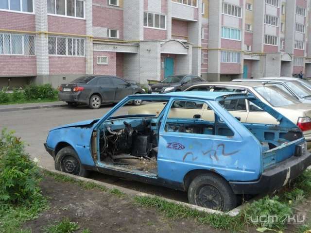 Орловчане жалуются властям на брошенный во дворах автохлам Орловчане жалуются властям на брошенный во дворах автохлам
